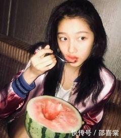 娱乐吃瓜的女人